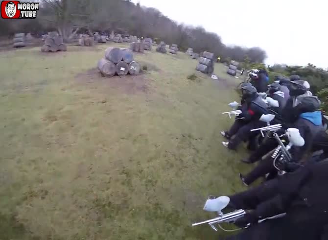 Video :A paintball player nearly hits his skull